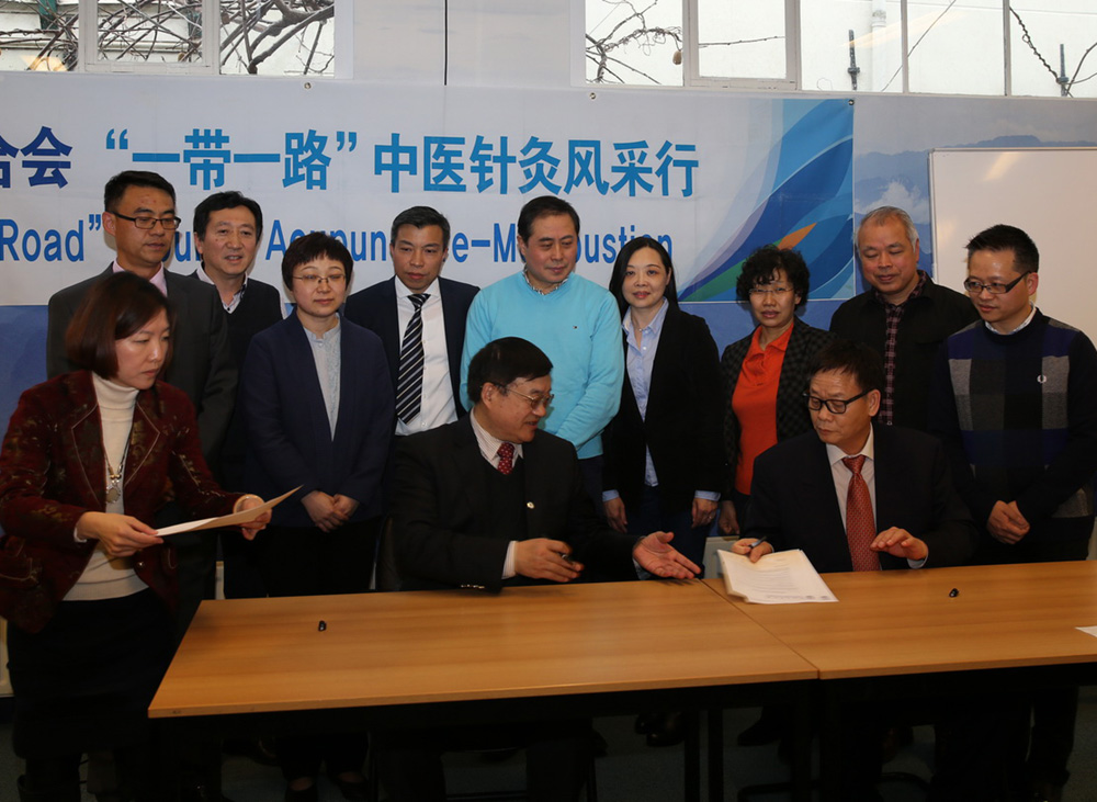 The signing ceremony of WFAS and Shenzhou University on the document of 
